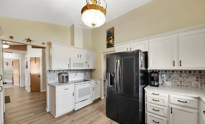 real-estate-agent-home-selling-mcminnville-or - McMinnville Real Estate Real estate agent helping with home selling in McMinnville OR